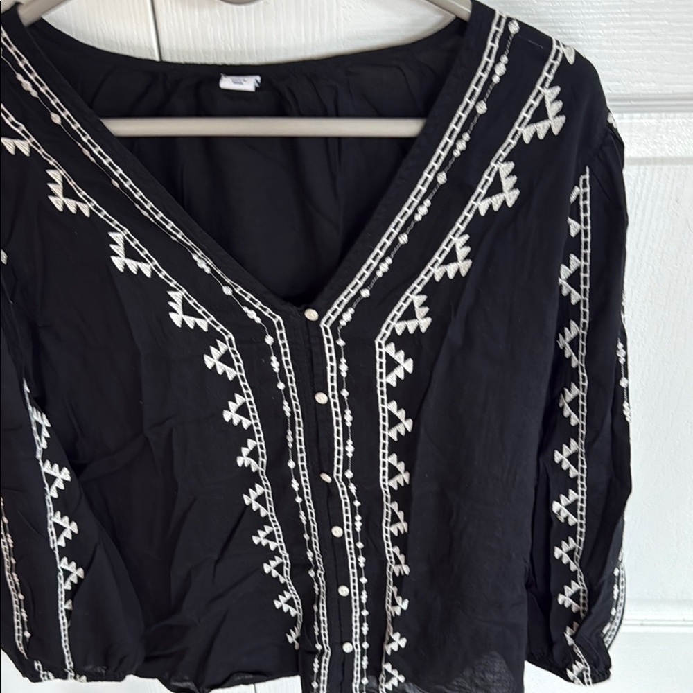 Old Navy Black and White Embellished 3/4 Sleeve Blouse